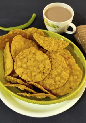 A picture of Namkeen puri.