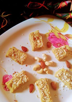 मिल्क बर्फी (milk barfi recipe in marathi) रेसिपी चे मुख्य फोटो 