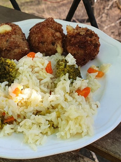 Sajtos gombás fasírt brokkolis-répás rizzsel recept fotója