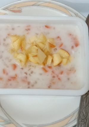 A picture of Sago with carrot and apple🍎🥕🥕.