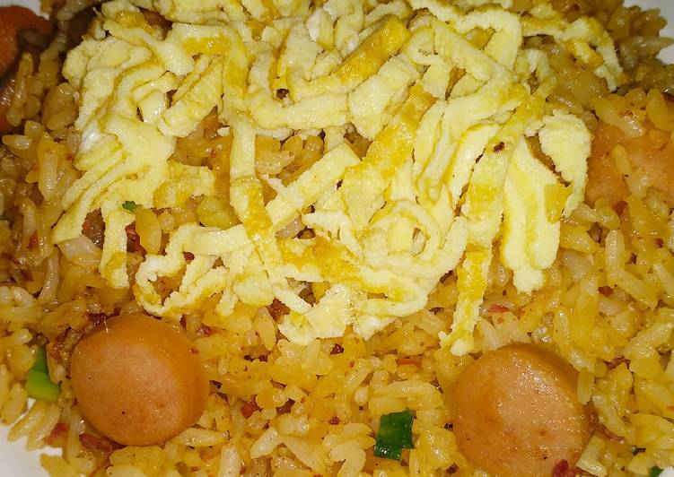 Langkah Mudah untuk Membuat Nasi goreng kornet sosis, Bikin Ngiler