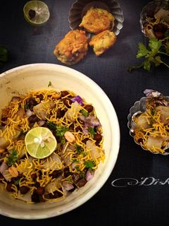 আলু-ছোলা বড়া দিয়ে আলু কাবলি (Alu kabli recipe in Bengali) রেসিপির প্রধান ছবি