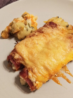 Una foto de Canelones de jamón York con patata y emmental gratinado