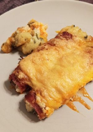 Una foto de Canelones de jamón York con patata y emmental gratinado
