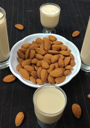 બદામ શેક (Badam Shake Recipe In Gujarati) રેસીપી મુખ્ય ફોટો