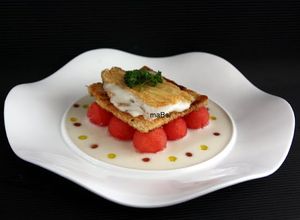 Foto principal de Perlas de sandía con crocante de queso y ajobanco