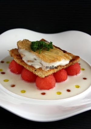 Una foto de Perlas de sandía con crocante de queso y ajobanco