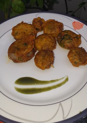 A picture of Stuffed onion pokora.