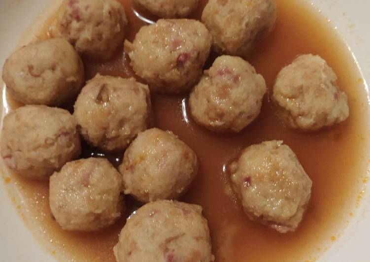 Knödel in brodo con speck