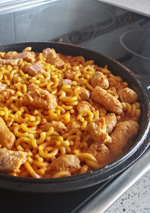 Una foto de Fideuá con salchichas de pollo 🐔