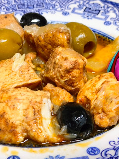 Una foto de Pechuga de pollo con limón en salmuera y aceituna