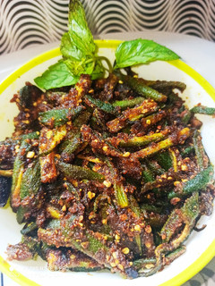बेसन वाली कुरकुरी भिंडी (Besan Wali kurkuri Bhindi recipe in hindi) रेसिपी मुख्य फोटो
