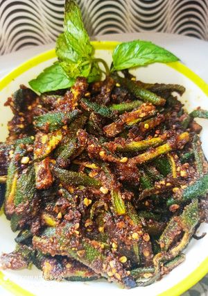 बेसन वाली कुरकुरी भिंडी (Besan Wali kurkuri Bhindi recipe in hindi) रेसिपी मुख्य फोटो