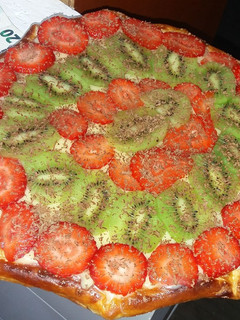 Una foto de Hojaldre con crema pastelera, frutas y chocolate
