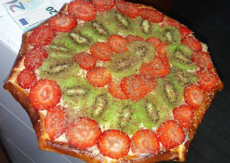 Hojaldre con crema pastelera, frutas y chocolate