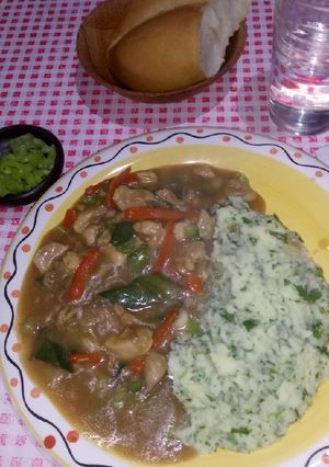 Una foto de Mongoliana de pollo con puré a mi pinta