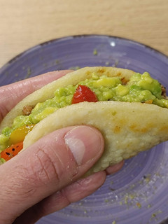 Una foto de Arepas con carne picada tres pimientos y crema aguacate