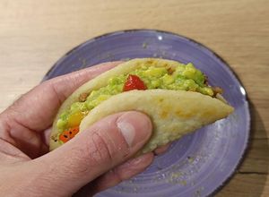 Foto principal de Arepas con carne picada tres pimientos y crema aguacate
