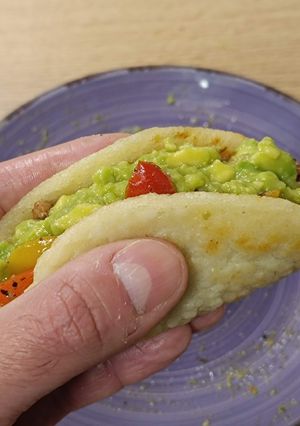 Una foto de Arepas con carne picada tres pimientos y crema aguacate