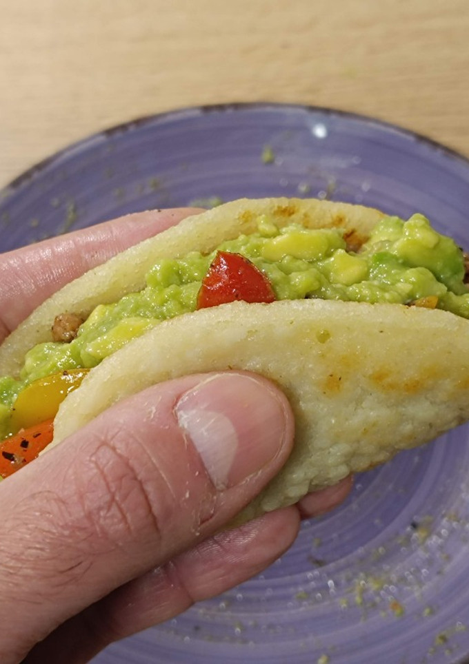 Una foto de Arepas con carne picada tres pimientos y crema aguacate
