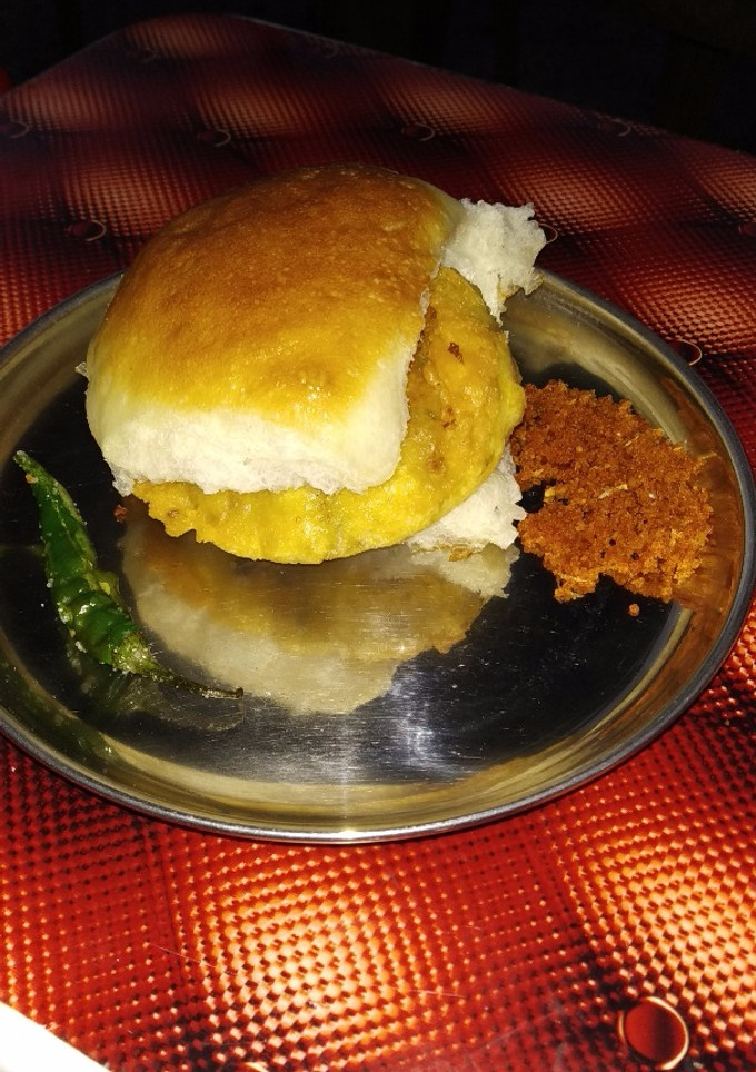A picture of Vadapav.