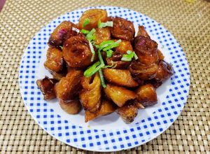 Hình của món Mì căn ống chiên nước tương.