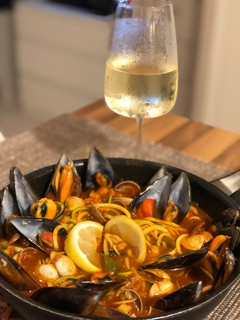 Una foto de Spaghettis de calabacín con gambas y mejillones