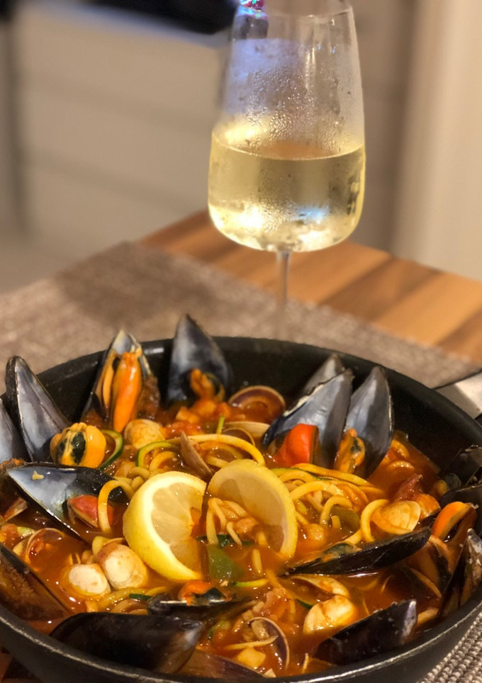 Una foto de Spaghettis de calabacín con gambas y mejillones