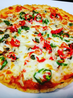 Una foto de Pizza vegetal sin gluten y sin lactosa