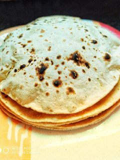 A picture of Phulka Roti, Chapati, Puffed Indian bread.