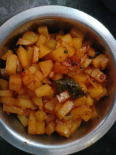 உருளைக்கிழங்கு பொரியல்(potato fry recipe in tamil) செய்முறை முக்கிய புகைப்படம்