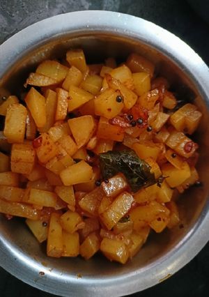 உருளைக்கிழங்கு பொரியல்(potato fry recipe in tamil) செய்முறை முக்கிய புகைப்படம்