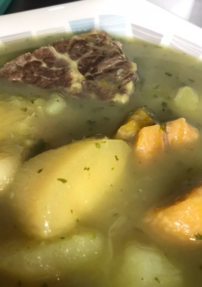 Una foto de Sancocho de Res Colombiano