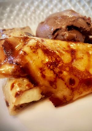 Una foto de Filloas caramelizadas con crema pastelera acompañadas de helado de licor café
