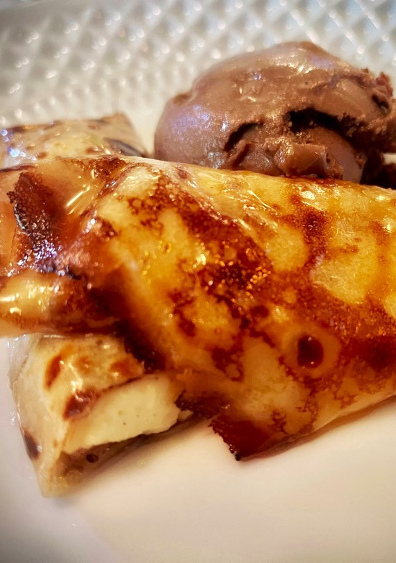 Una foto de Filloas caramelizadas con crema pastelera acompañadas de helado de licor café