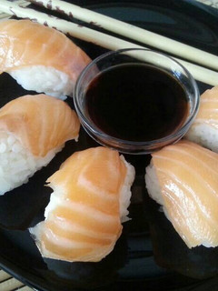 Una foto de Nigiris de salmón ahumado