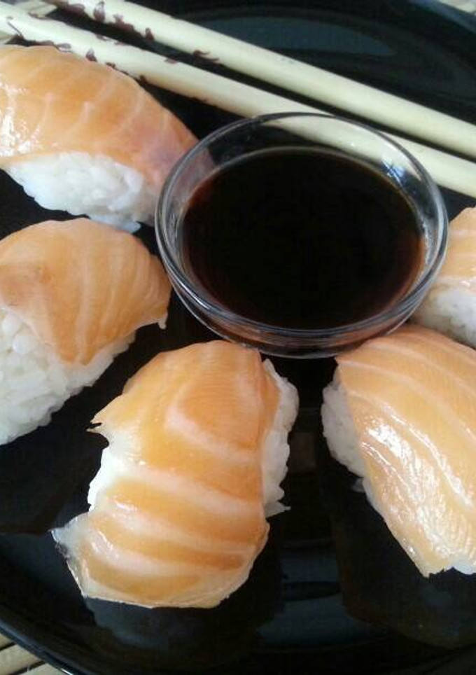 Una foto de Nigiris de salmón ahumado