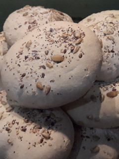 Una foto de Molletes con semillas