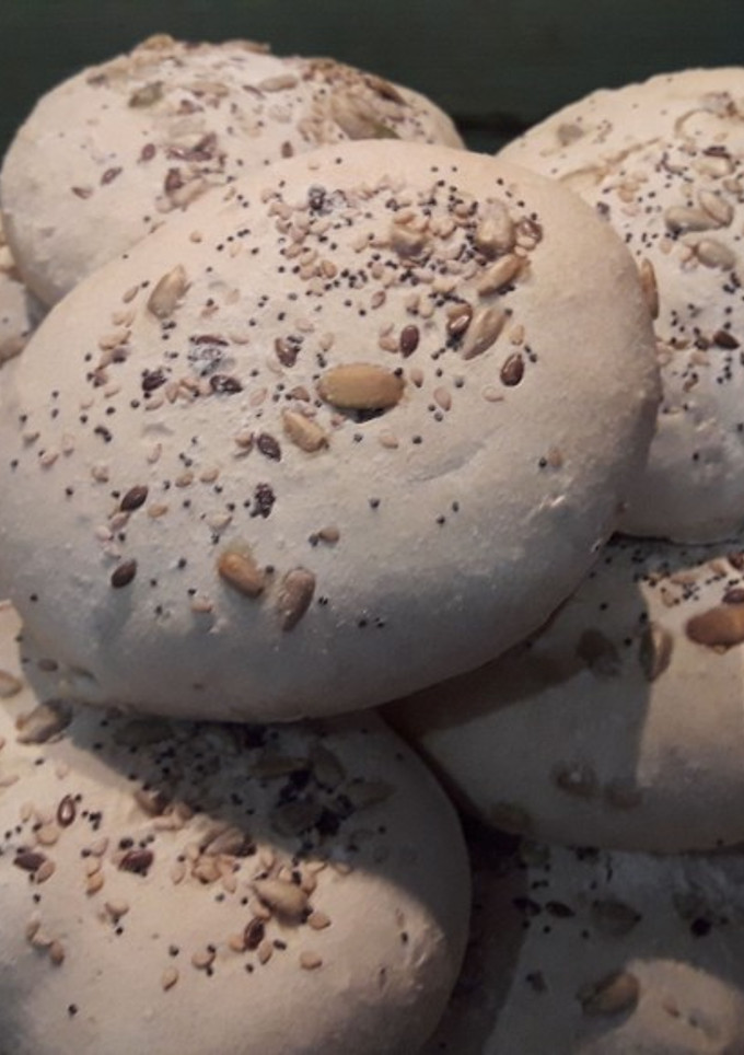 Una foto de Molletes con semillas