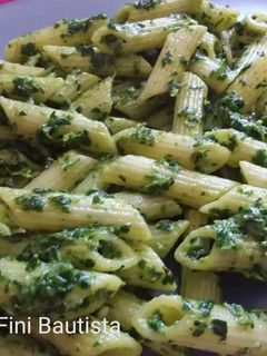 Una foto de Pasta de macarrones con espinacas