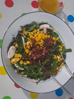 Una foto de Ensalada de espinacas con tocino