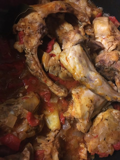 Una foto de Conejo con pimientos