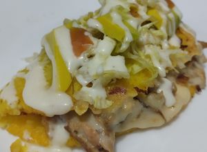 Una foto de Quesadilla🌮de pollo🍗a mi manera🥯🧀🥑