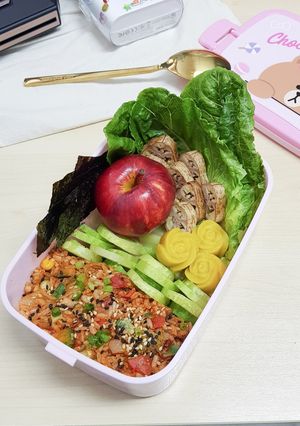 รูปของ Lunchbox ผัดกิมจิง่ายๆ ระหว่างดูซีรี่ย์พักเที่ยง🤣💖👫👀