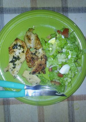 Una foto de Pechuga de pollo al limón con ensalada