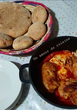 Une photo de Tajine de poulet sauce piquante 🌶 accompagné de pain maison