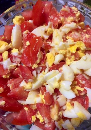 Una foto de Ensalada de tomate 🍅 y huevo 🥚