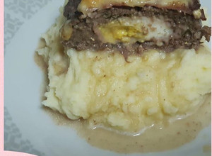 Una foto de Asado Alemán con Puré