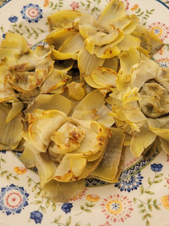 Una foto de Alcachofas a la plancha con salsa de romesco