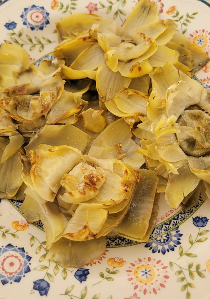 Una foto de Alcachofas a la plancha con salsa de romesco